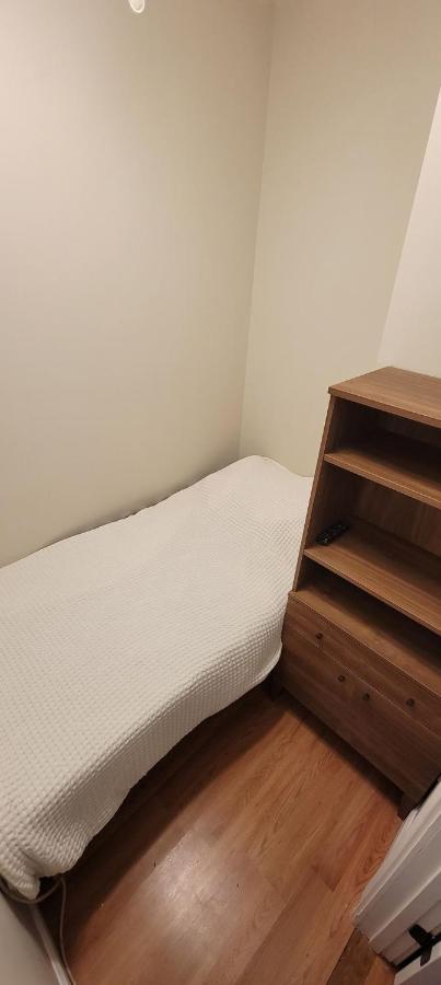 Private Bedroom Near Boston Exterior foto